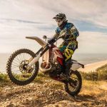 Zakaj so enduro čelade najboljša izbira za vožnjo po cesti in razgibanem terenu? Zakaj so enduro čelade najboljša izbira za vožnjo po cesti in razgibanem terenu?