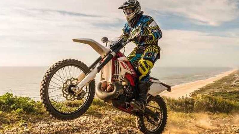 Zakaj so enduro čelade najboljša izbira za vožnjo po cesti in razgibanem terenu?