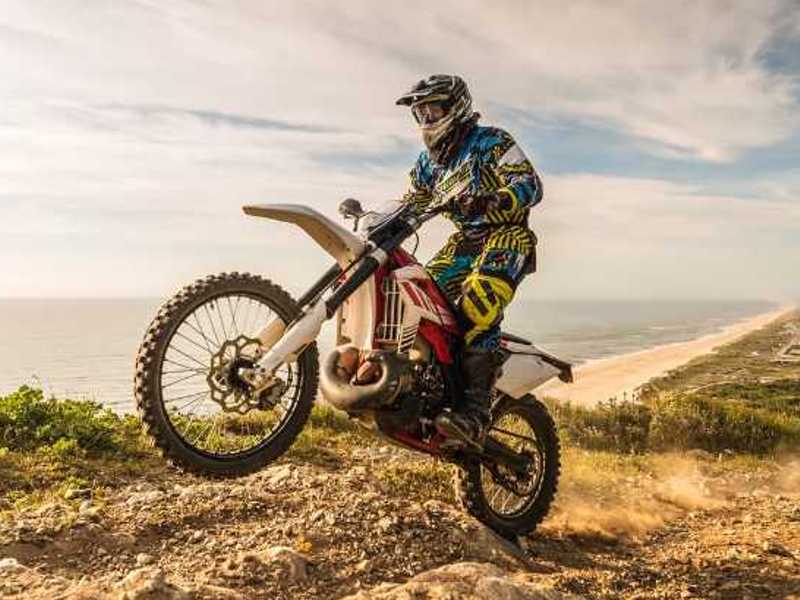 Zakaj so enduro čelade najboljša izbira za vožnjo po cesti in razgibanem terenu?